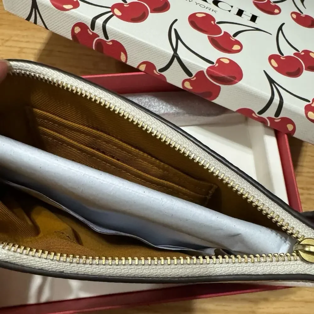 🍒 Coach Boxed Essential Small Wristlet With Cherry Print - Picture 8 of 10